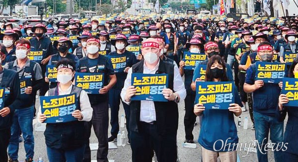 노엘 코드 국제운수노련 내륙운수실장이 지난 18일 서울 강남구 청담동 하이트진로 본사 앞에서 열린 민주노총 공공운수노조 화물연대본부의 집회에 참석해 화물 노동자들의 고공 농성을 지지하고 있다.