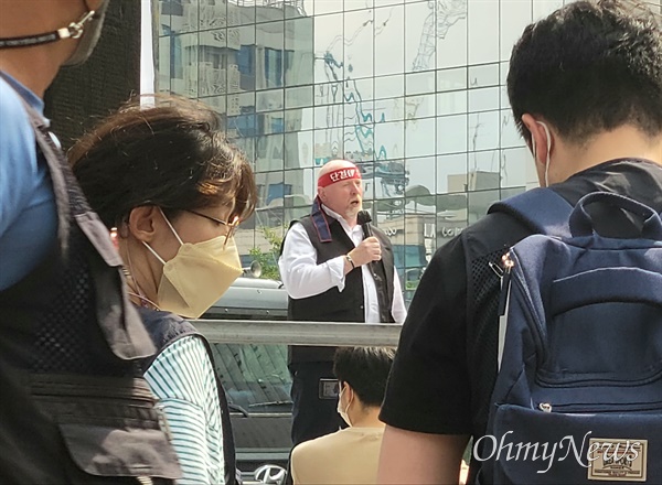 노엘 코드 국제운수노련 내륙운수실장이 지난 18일 서울 강남구 청담동 하이트진로 본사 앞에서 열린 민주노총 공공운수노조 화물연대본부의 집회에 참석했다.