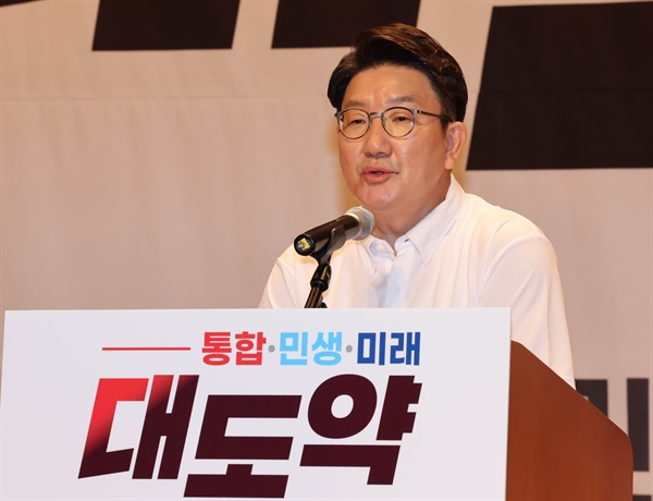 국민의힘 권성동 원내대표가 25일 충남 천안시 재능교육연수원에서 열린 '2022 국회의원 연찬회'에서 개회사를 하고 있다.