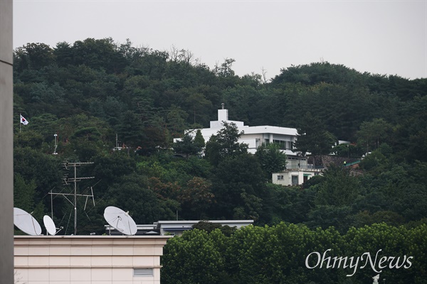  8월 25일 오후 서울 용산구 한남동 지하철6호선 한강진역 부근에서 대통령 관저 일부가 보인다.