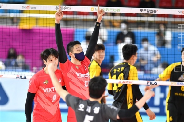  2022 순천·도드람컵 프로배구대회 남자부 한국전력이 준결승 진출을 기뻐하고 있다 