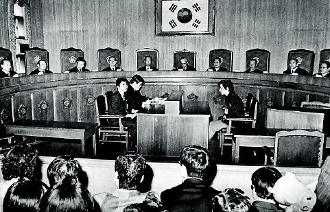 1975년 4월 8일 민복기 당시 대법원장이 인혁당재건위 사건 관련자들에 대해 사형 등을 확정하는 판결문을 읽고 있는 모습.