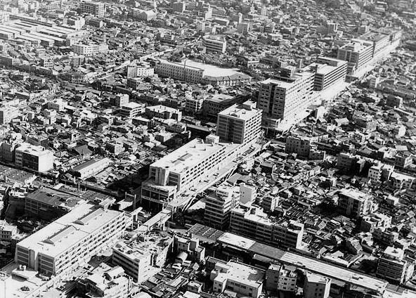 1968년 준공 이후 모습으로, 도시에 거대한 차단벽처럼 군림하던 초기 모습임.
