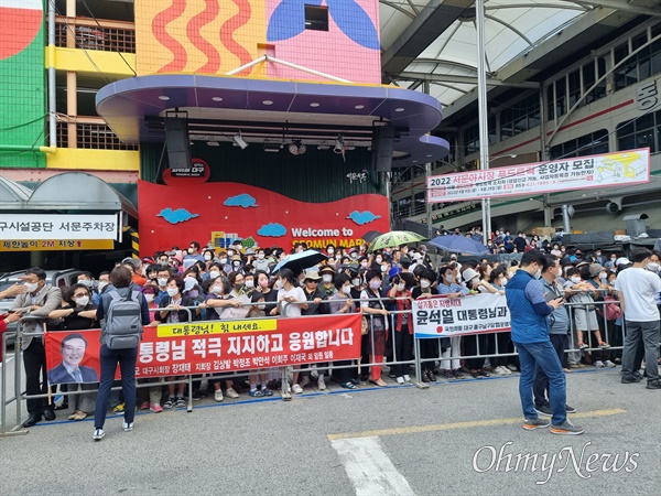  윤석열 대통령이 26일 대구 서문시장을 방문해 대구 시민과 시장 상인들을 만나는 가운데, 시민과 지지자들이 윤 대통령을 기다리고 있는 모습.