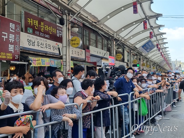 윤석열 대통령이 26일 대구 서문시장을 방문해 대구 시민과 시장 상인들을 만나는 가운데, 시민과 지지자들이 윤 대통령을 기다리고 있는 모습.