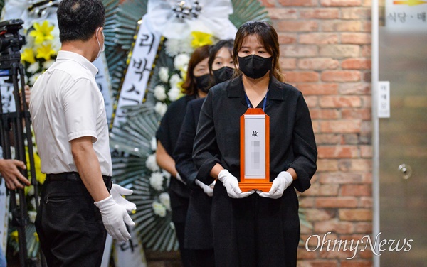 지난 8월 26일 오전 경기도 수원시 권선구 권선동 수원중앙병원 장례식장에서 수원 세 모녀의 위패가 화장장으로 향하고 있다.