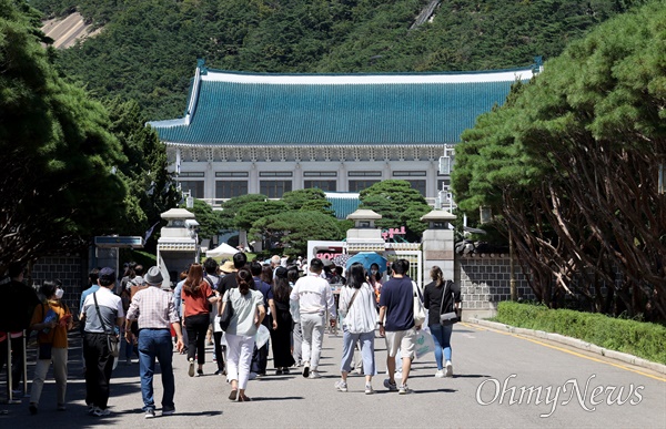 8월 27일 오후 서울 종로구 청와대를 찾은 시민들이 관람하기 위해 입장하고 있다.