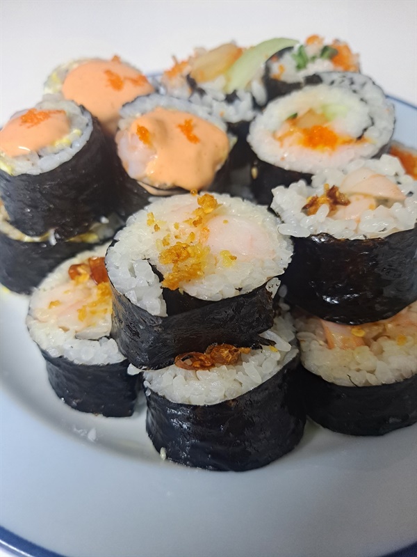 감바스 김밥. 볶은 마늘을 김밥 위에 올려주는 게 포인트다. 