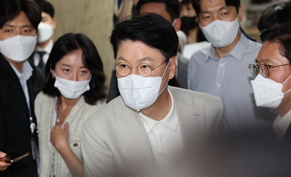 국민의힘 장제원 의원이 8월 27일 오후 서울 여의도 국회에서 열린 의원총회에 참석하고 있다.