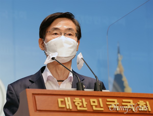 조경태 국민의힘 의원이 28일 서울 여의도 국회 소통관에서 권성동 원내대표의 사퇴와 새 지도부 구성을 촉구하고 있다. 