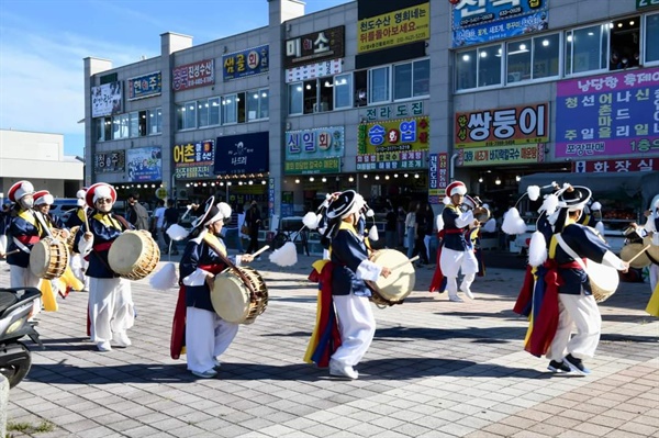 홍성군 대표축제인 남당항대하축제는 지난 27일 개막했으며, 다음 달 5일까지 10일간 열린다.