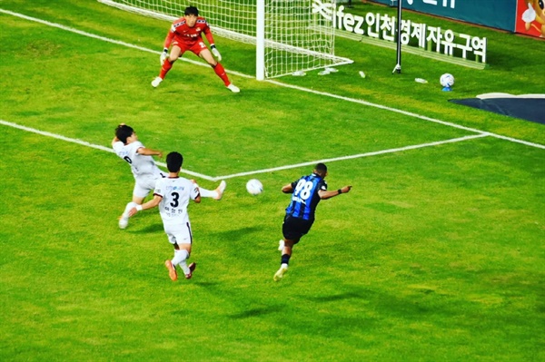  27분, 인천 유나이티드 FC 에르난데스의 오른발 대각선 첫 골 순간