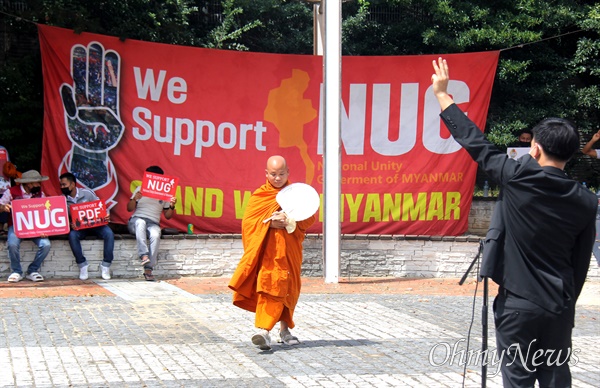 28일 오후 창원역 광장에서 열린 '미얀마 민주주의 연대 71차 일요시위' 모습.