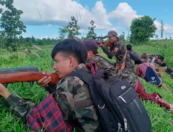 2022년 8월24일 군부 병력을 요격하고 있는 사가잉주 시민군의 모습