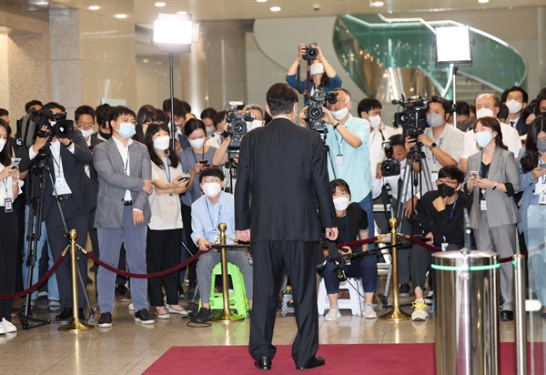  윤석열 대통령이 2022년 8월 29일 오전 서울 용산 대통령실 청사로 출근하며 취재진의 질문에 답하고 있다.