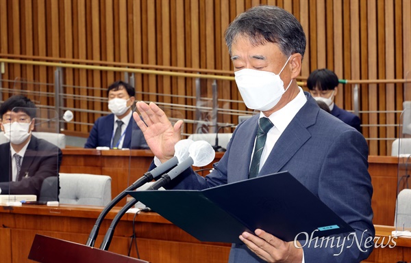 오석준 대법관 후보자가 29일 서울 여의도 국회에서 열린 인사청문회에서 선서하고 있다.