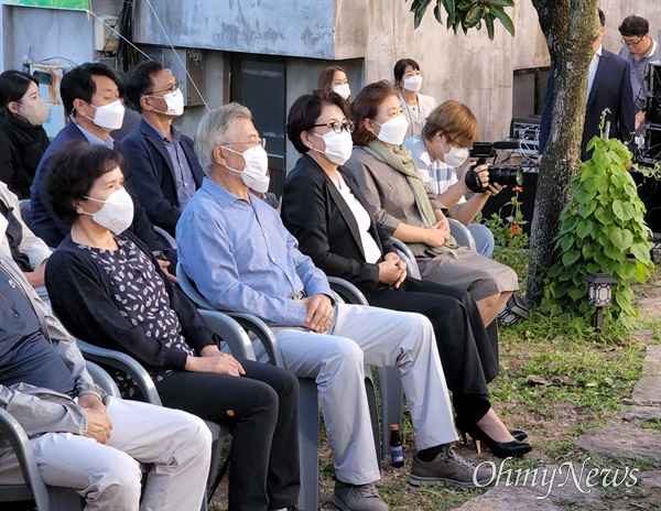  28일 저녁 경남 양산시 하북면 지산리 평산마을에 있는 신한균 도예가의 집 뜰에서 열린 “평산마을 평온기원 음악회”에 문재인 전 대통령 부부가 함께 했다.