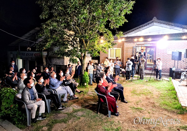  28일 저녁 경남 양산시 하북면 지산리 평산마을에 있는 신한균 도예가의 집 뜰에서 열린 “평산마을 평온기원 음악회”