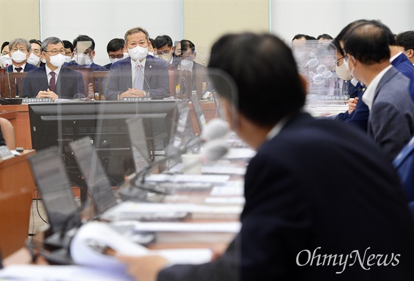 이상민 행정안전부 장관이 29일 국회에서 열린 행정안전위원회 전체회의에서 김교흥 민주당 간사 질의에 답변하고 있다.