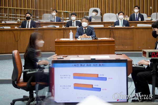 오석준 대법관 후보자가 29일 국회에서 열린 인사청문회에서 의원들의 질의에 답변하고 있다. 