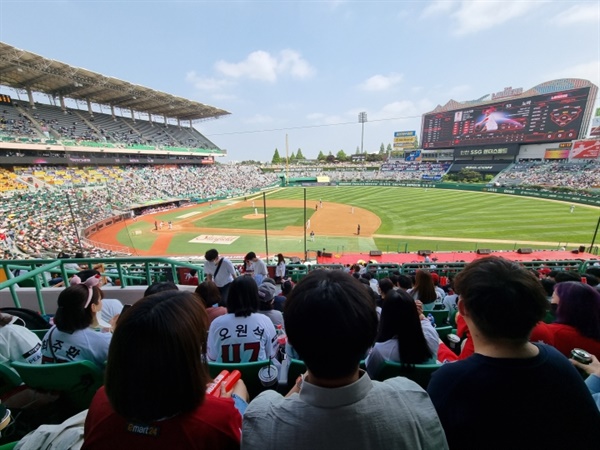  지난 5월 22일 인천 SSG 랜더스필드서 열렸던 LG-SSG전, 팬들이 경기를 지켜보고 있다.