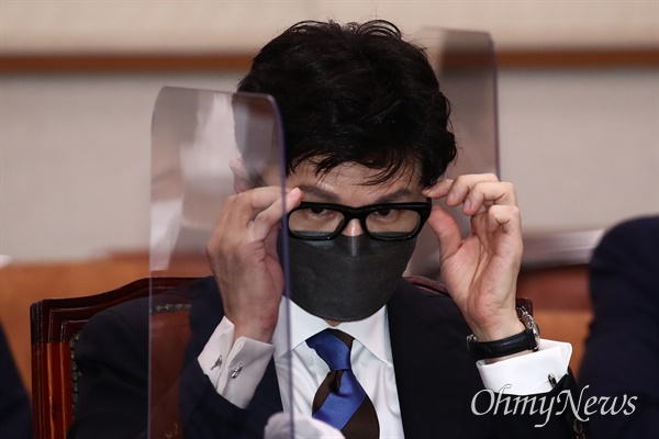 한동훈 법무부 장관이 29일 국회에서 열린 법제사법위원회 전체회의에서 안경을 고쳐 쓰고 있다. 