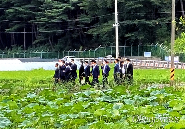  더불어민주당 이재명 당대표가 29일 평산마을에 도착해 문재인 전 대통령 사저까지 100미터 가량 걸어갔다.