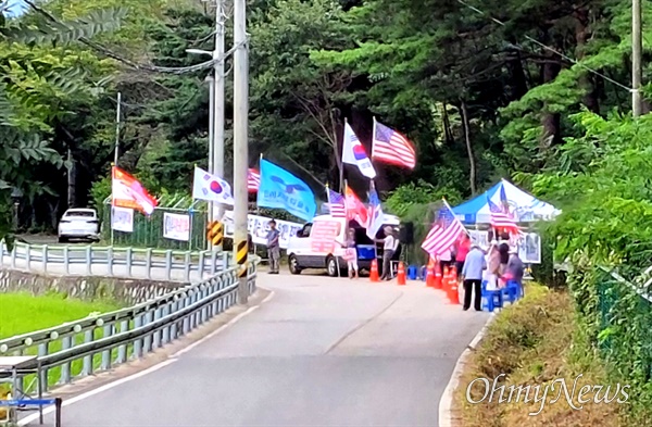  8월 29일 양산 하북면 지산리 평산마을 길목에서 한 보수단체가 집회를 하고 있다.