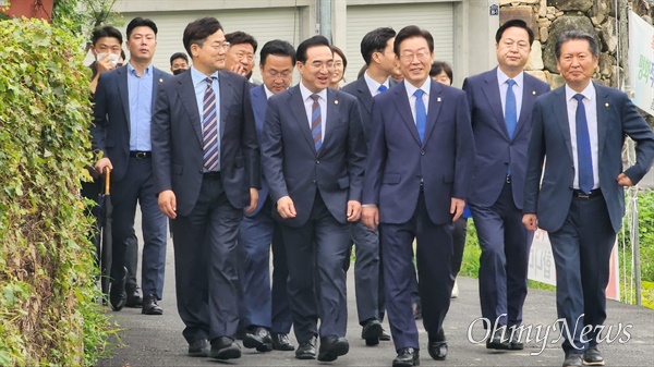  더불어민주당 이재명 당대표가 29일 오후 평산마을을 찾아 이동하고 있다.