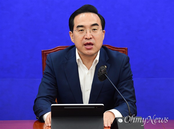 박홍근 더불어민주당 원내대표가 30일 국회에서 열린 원내대책회의에서 발언하고 있다.
