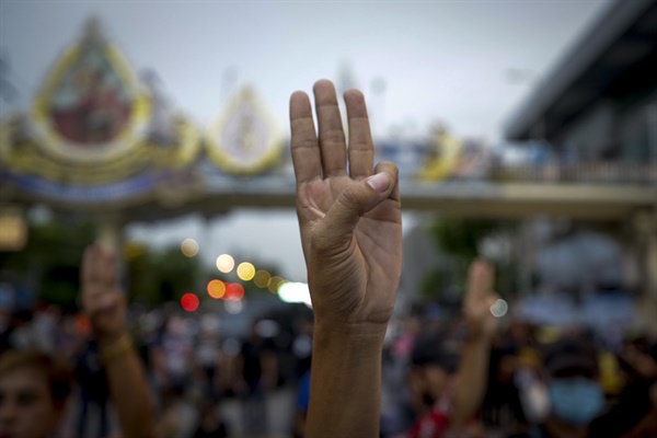 8월 24일 태국 헌법재판소가 쁘라윳 짠오차 총리에 대한 '직무정지' 결정을 내리자 시위대가 이날 태국 방콕에서 쁘라윳 총리 퇴진을 촉구하는 집회를 열고 있다. 집회 참가자가 세 손가락을 들어올리고 있다. 