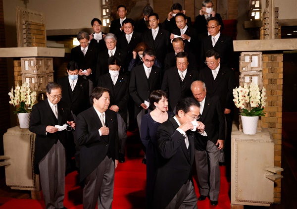 지난 10일 기시다 후미오 일본 총리 등 각료들이 도쿄 총리 관저에서 사진 촬영을 마치고 떠나고 있다. 
