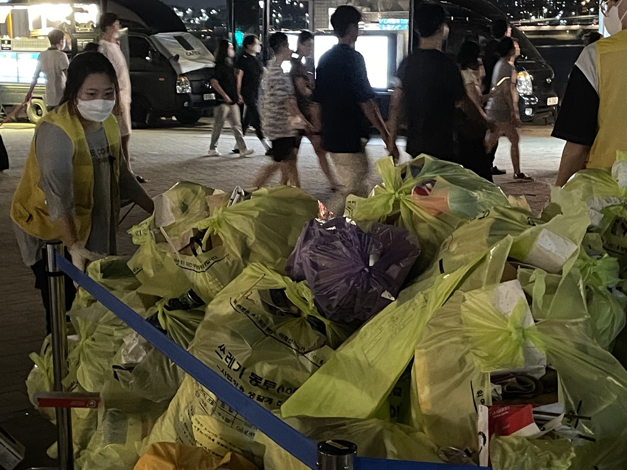  줄 서기를 포기한 시민이 버리고 간 다른 색상의 쓰레기 봉지.