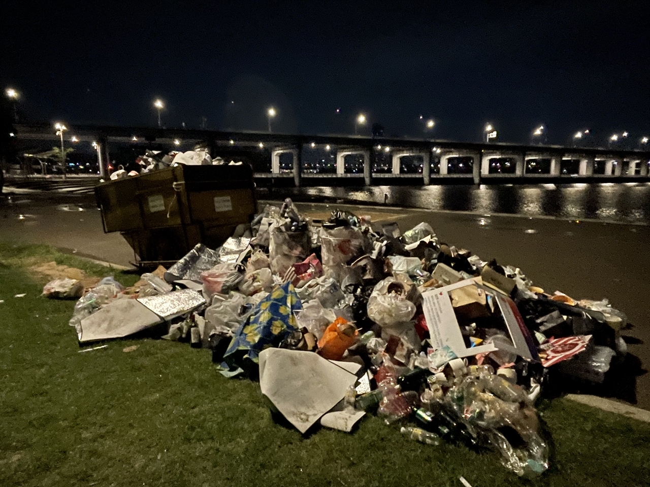  27일 새벽, 한강달빛야시장에 생긴 '쓰레기 무덤'의 모습