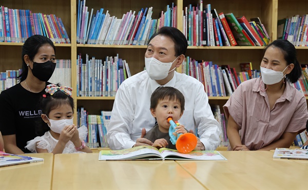  윤석열 대통령이 30일 오전 서울 구로구 가족센터를 방문, 공동육아나눔터에서 공동 육아에 대한 설명을 들은 후 아이들과 함께 그림동화책을 보며 대화하고 있다. 