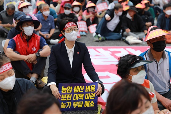 윤희숙 진보당 대표가 8월 29일 서울역에서 열린 “농가경영 불안 해소 대책 마련 촉구 농민 총궐기 대회”에 함께 했다.