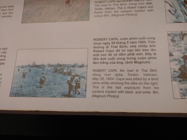 로버트 카파가 마지막으로 촬영한 사진. 그는 사진 우측에 있는 언덕을 오르다 지뢰를 밟고 폭사했다.
