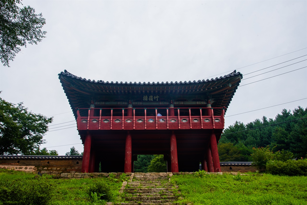 영주발 죽령 옛길의 도착점 죽령루. 2010년에 영주시에서 세웠으며. 5번 국도 죽령구간과 만나는 곳이다.