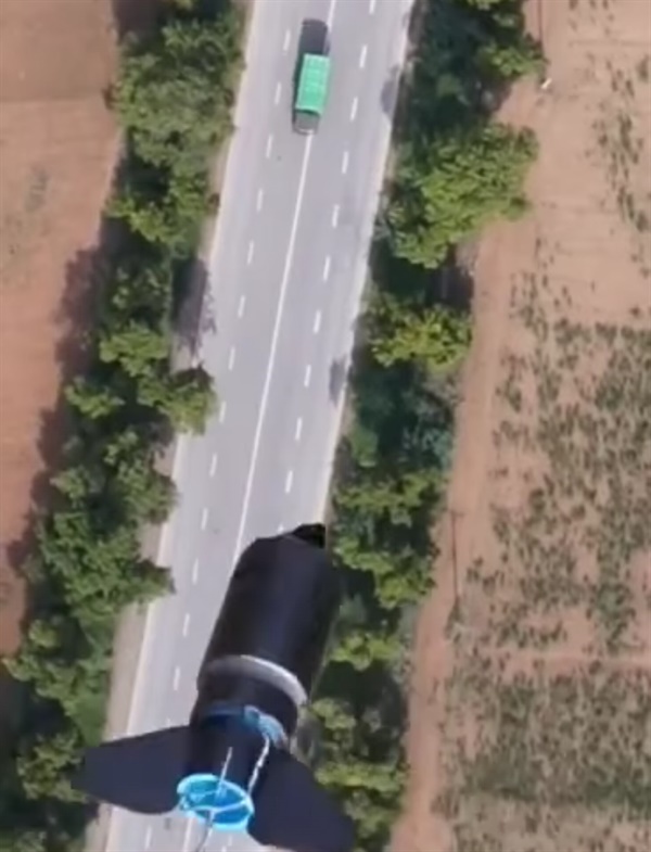 2022년 8월 4일 사가잉주 먀웅 지역에서 이동하는 군부 차량에 드론이 포탄을 투하하기 직전의 모습