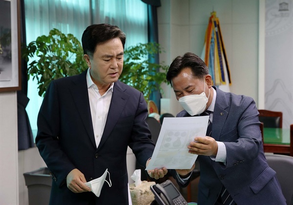박정현(사진 오른쪽) 부여군수가 기자실을 방문한 김태흠 충남도지사에게 지역의 현안에 대해 설명하고 있다.
