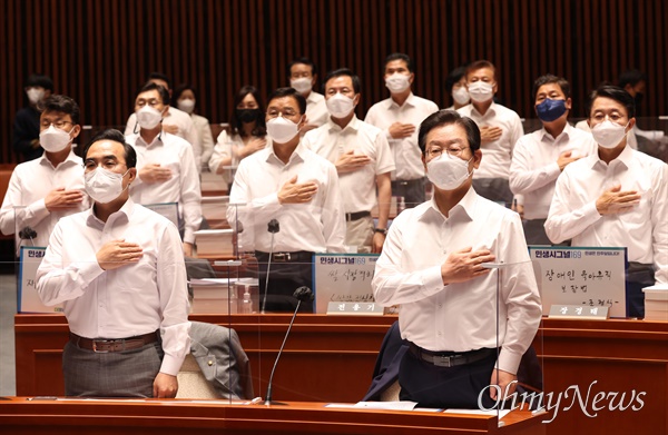 더불어민주당 이재명 대표와 박홍근 원내대표를 비롯한 의원들이 31일 오후 국회에서 열린 더불어민주당 2022년 정기국회 대비 국회의원 워크숍에서 국기에 대한 경례를 하고 있다.