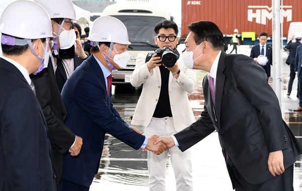  8월 31일 부산항신항에서 열린  ‘제7차 비상경제 민생회의’에 참석한 윤석열 대통령과 박완수 경남도지사.