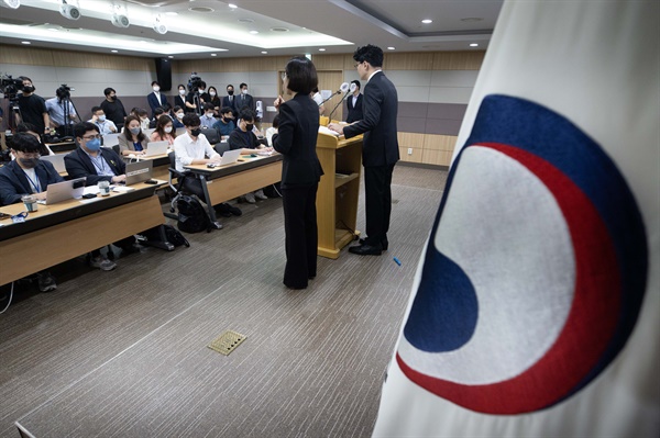 한동훈 법무부 장관이 지난 8월 31일 오후 정부과천청사 법무부에서 론스타 국제투자분쟁(ISDS) 사건 판정 관련 브리핑을 하고 있다. 