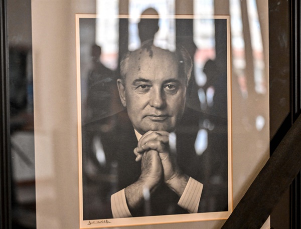 고르바초프의 사진이 8월 31일 모스크바에 있는 고르바초프 재단 본부에 설치돼 있다. 
