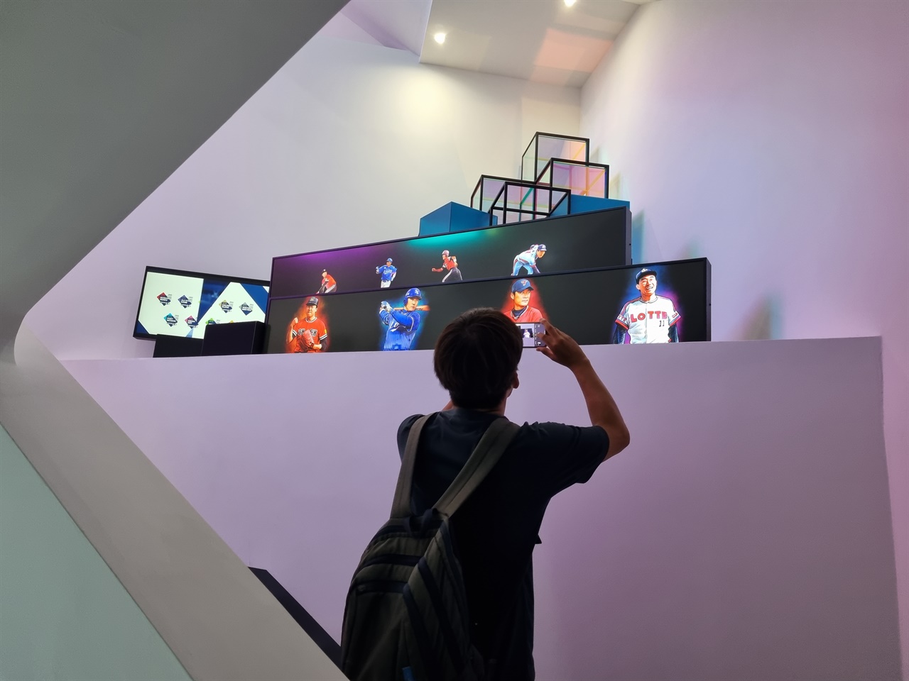  야구팬이 2층에 있는 상상갤러리에서 전시되고 있는 'KBO 레전드 40'의 모습을 촬영하고 있다.