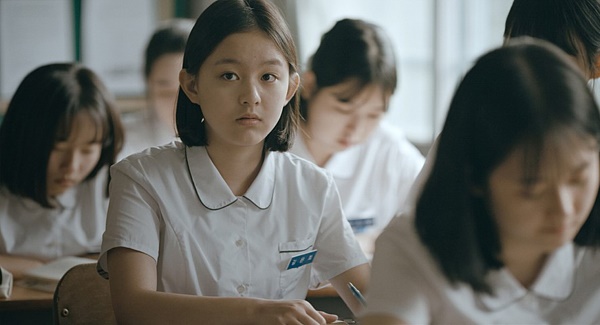  박지후는 독립영화 <벌새>의 은희 역으로 일약 영화계의 유망주로 떠올랐다.