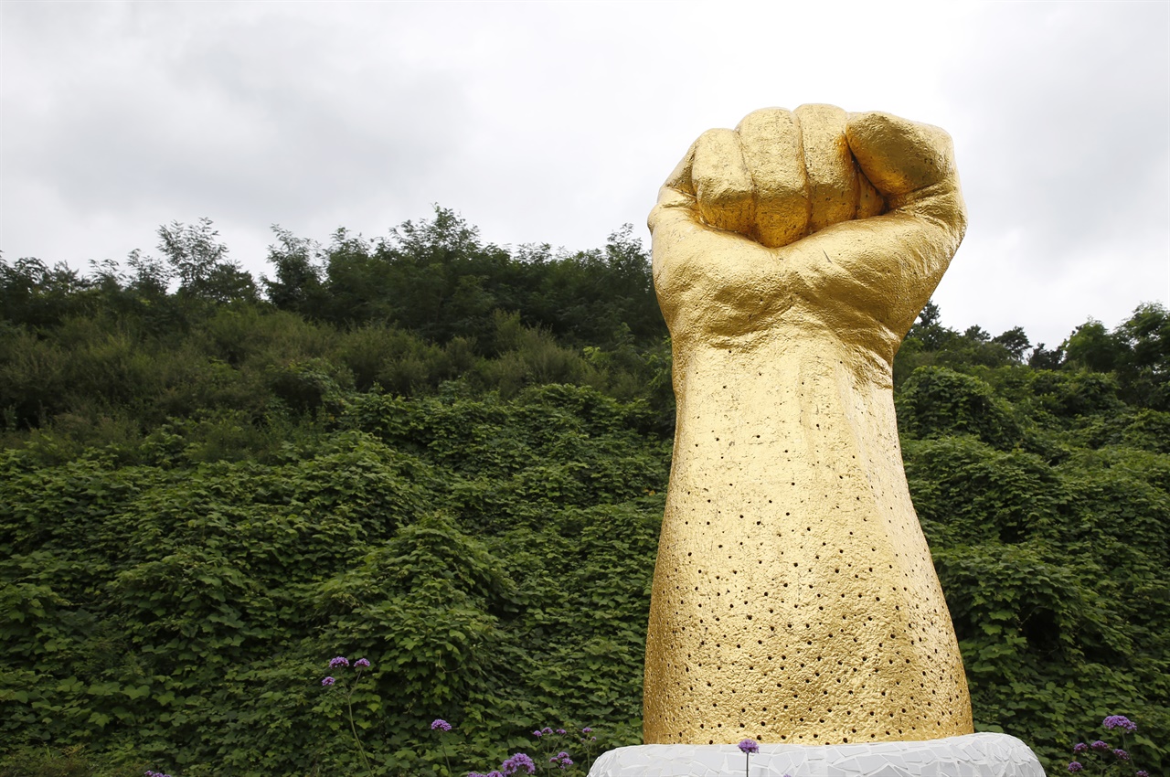‘벌교 주먹’의 상징 조형물과 안규홍 의병장 동상. 보성군 벌교읍 선근공원이다.
