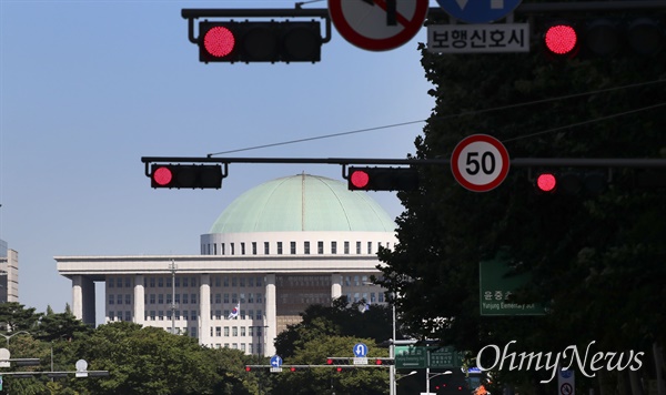 지난 2일 서울 여의도 국회의사당 앞 교통 신호등이 일제히 빨간불을 가리키고 있다.