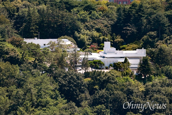 윤석열 대통령과 김건희 여사 입주가 임박한 것으로 알려진 9월 2일 오후 서울 용산구 한남동 대통령 관저. 창문이 보이거나 사람이나 차량의 이동통로를 가리기 위해 큰 조경수를 심고, 곳곳에 감시카메라를 설치 하는 등 보안이 강화되었다.