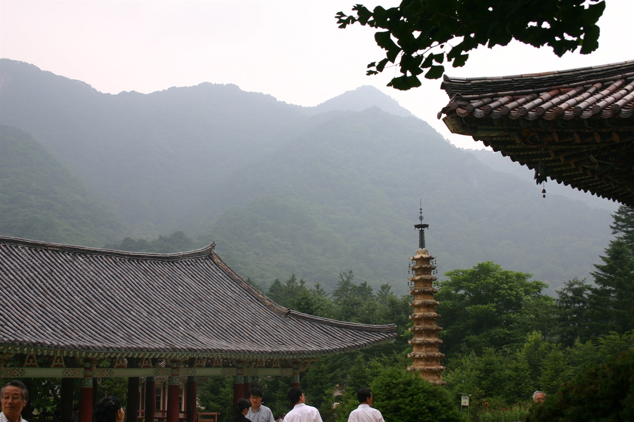 <전쟁과 사랑>의 배경지인 평안북도 향산군 소재 보현사에서 바라본 묘향산